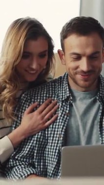 Bir erkek ve kadın bir dizüstü bilgisayardaki bilgileri incelemek için bir projede işbirliği yapıyorlar. İfadeleri merak ve kararlılık gösteriyor, takım çalışmasını vurguluyorlar.