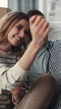 Yürek ısıtan bir video, bir adam ve bir kadının, güzel dekore edilmiş bir oturma odasında, kanepede şarap kadehleriyle kahkahalarını ve kadeh kaldırışlarını gösteriyor.