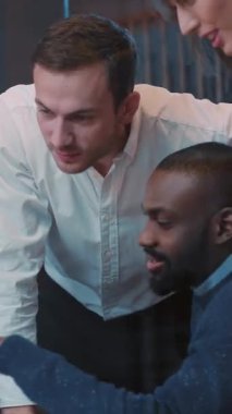 Modern çalışma ortamında yenilikçi fikirleri tartışan profesyonellerden oluşan dinamik bir ekip.