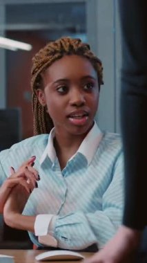 Son derece odaklanmış bir profesyonel modern ofis ortamında verimli bir sohbete girişiyor.