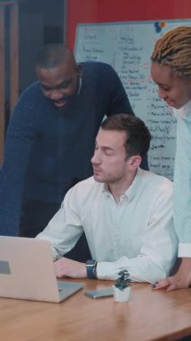 Çeşitli ve yetenekli profesyonellerden oluşan bir grup aktif olarak bir dizüstü bilgisayar üzerinde üretken bir işbirliği içinde yer alıyor.