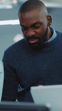 Modern ofis ortamındaki önemli belgeleri dikkatle inceleyen çok odaklanmış ve kendini adamış bir profesyonel.