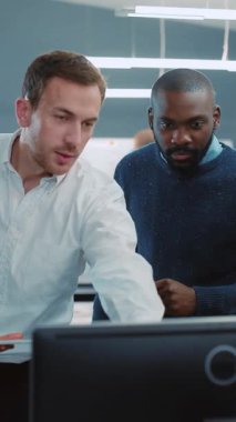 Modern bir ofiste, iki yetenekli profesyonel bilgisayar başında ortak bir tartışmaya girişirler.