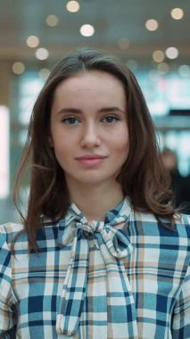 Genç bir kadın modaya uygun bir tişörtle özgüvenli ve şık bir şekilde poz veriyor. Hem sıcaklığı hem de profesyonelliği yansıtıyor.