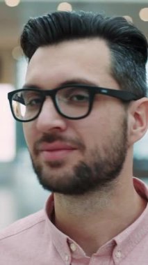 Gözlüklü şık bir adamın profil fotoğrafı, kendine güvenen, modern ve zarif bir mekanda,