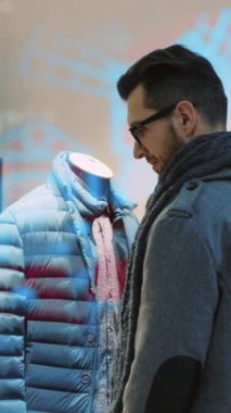 Bir erkek, yaratıcı bir sanatsal ortamda zarif bir şekilde sergilenen canlı mavi bir ceketten büyülenir.