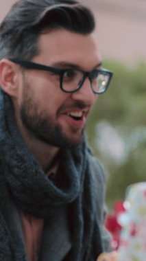 Sevgi dolu özenle paketlenmiş renkli ve şenlikli hediyeler, bayram sezonunun neşeli ruhunu somutlaştırıyor.