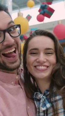 Neşeli, mutlu bir çift keyifli ve keyifli bir anı paylaşıyor, gerçek mutluluklarını şehir ortamında sergiliyorlar.