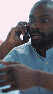 Profesyonel bir insan, modern bir ofis ortamında derin bir konsantrasyon sergiliyor.