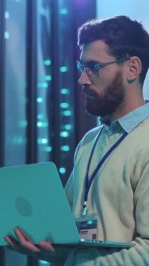 Detaylı odaklı ve odaklanmış bir profesyonel, çağdaş teknoloji ortamında bir dizüstü bilgisayarla derinden ilgilenir.