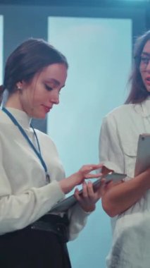 Genç ve kendini işine adamış bir kadın, güçlü bir profesyonellik ve hırsı somutlaştıran, zarif, modern bir ofiste gayretle çalışır.