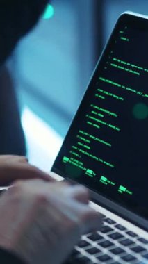 Bilgisayarda el yazısıyla yazma kodunun yakın plan resmi, temel programlama becerileri ve teknoloji uzmanlığı sergileniyor
