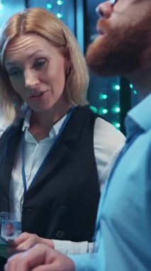 Gelişmiş dijital özelliklere sahip modern bir ofiste veriler hakkında anlamlı tartışmalar yapan profesyoneller