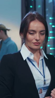 Dengeli bir iş kadını yüksek teknoloji ortamında duruyor, profesyonellik ve yenilik sergiliyor..