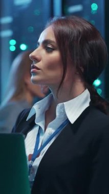 Dinamik teknoloji odaklı ofis ortamında gelişen olağanüstü odaklı bir iş adamı.