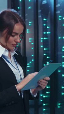 Etkili sunucu yönetimi ve işlemleri için ileri teknoloji kullanan kendini veri merkezine adamış bir profesyonel.