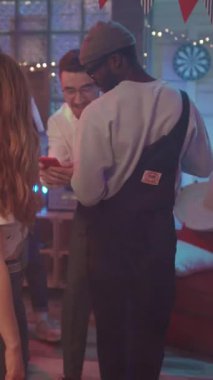 Son derece benzersiz bir kıyafet giymiş çok şık bir birey, canlı ve canlı bir parti atmosferinin tadını çıkarıyor.