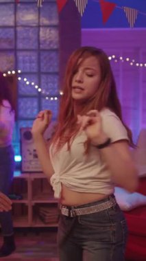 Dans eden bir kadın tarafından karakterize edilmiş canlı bir parti atmosferi var.