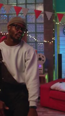 Canlı ve dinamik bir parti sahnesi, etraflarındaki hayat dolu atmosferden zevk alan şık bireyleri gözler önüne seriyor.