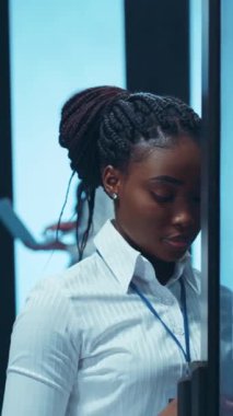 Kendini işine adamış ve profesyonel bir kadın modern ofis ortamında keskin gedge teknolojisinden derinden etkilendi.