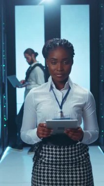 Yüksek teknolojili bir çalışma alanında tablet kullanan odaklanmış bir profesyonel, işbirliği ve yenilikleri vurguluyor.