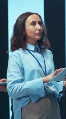 Kendini işine adamış ve odaklanmış bir profesyonel şık ve şık bir ofis ortamında bir tabletle etkileşim içindedir.