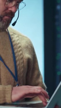 Bir adam rahat bir süveter ve kulaklık giyer, meditasyonlu bir ortamda görevlerine derinden odaklanır.