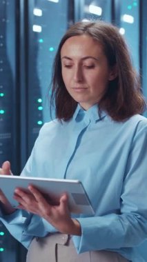 Profesyonel bir kadın ileri teknoloji ürünü bir tablet kullanır. Modern bir ortamda ileri teknoloji sergiler.