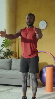 Atletik bir adam şık ve modern bir spor salonu ortamında çeşitli fitness aktivitelerine aktif olarak katılıyor.