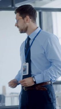 Bir ofis ortamında odaklanmış profesyonel bir duruş, modern iş kıyafetleri ve güveni somutlaştırıyor..