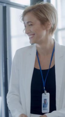 Çok kararlı ve hırslı bir iş kadını, yenilikçi fikirlerini modern bir ofis alanında aktif olarak tartışıyor.