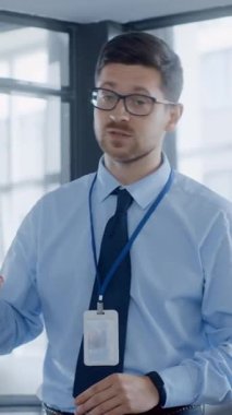 Kendini işine adamış ve odaklanmış bir profesyonel şık ve modern bir ofis alanında ilgi çekici bir sunum yapıyor.