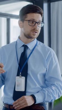 Çağdaş ofis ortamında yenilikçi fikirler sunan kendini adamış ve odaklanmış bir profesyonel.