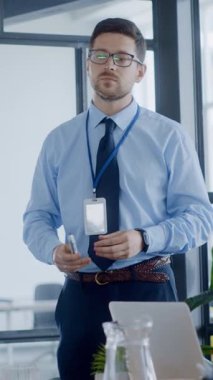 Profesyonel bir adam modern ve çağdaş ofis çalışma ortamında stratejik bir toplantıya liderlik ediyor.