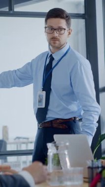 İyi giyimli bir profesyonel modern ve çağdaş bir ofis ortamında sunum yapıyor.