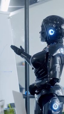 Çağdaş bir çalışma alanı içinde yapay zeka teknolojisindeki son gelişmeleri gösteren parlak, ince bir robot.