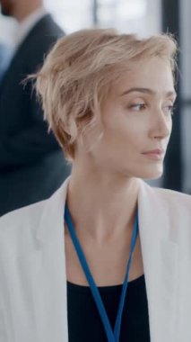 Sofistike bir ofiste kendini işine adamış profesyonel bir kadın güçlü bir liderlik ve güvenin vücut bulmuş hâli.