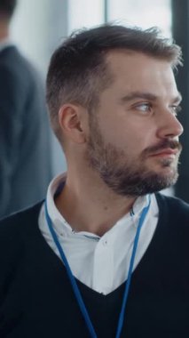 Odaklanmış ve kararlı bir adam, kurumsal bir ortamda profesyonel bir iş toplantısı sırasında aktif olarak meşgul olur.