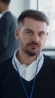 Profesyonel ortamda kendini işine adamış ve çalışkan bir adam. Büyük bir bağlılık ve düşünceli bir davranış sergiliyor.