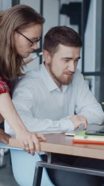 İki yetenekli profesyonel, modern, çağdaş bir çalışma ortamında bir iş projesinde işbirliği yapıyorlar.