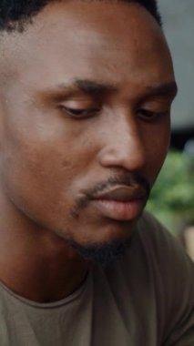 İfadesinde derin düşünce ve tefekkür sergileyen genç bir adamın yakın çekimi.