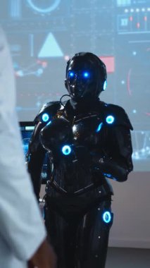 Çarpıcı mavi ışıklı özelliklerle donatılmış zarif ve sofistike bir android yüksek teknolojili bir atmosferde ayarlanmış.