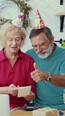 Yaşlı bir çift, neşeyle, kahkahalarla ve sevdikleriyle unutulmaz anlarla dolu özel bir olayı kutluyor.