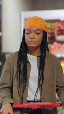 Kendini işine adamış bir profesyonel stokçu canlı bir market ortamında çeşitli ürünleri ustalıkla hazırlıyor.