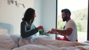 Romantik sakallı adam, sevgili karısına yatakta taze kruvasan ve sıcak kahve ikram eder. Aşkın tadını çıkarmak, kadın rüyası, birlikte mutlu olmak. Yıldönümü, kutlama. Günaydın..