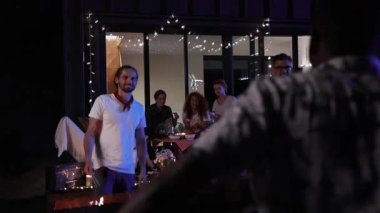 Gece partisinin yavaş çekimleri. Bir grup genç insan takılıyor, dans ediyor ve iletişim kuruyor, genç Afro-Amerikalı adam da kutlamaya katılıyor. Eğleniyorum, eğleniyorum, hafta sonu.