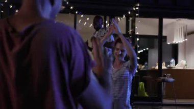 Çekici arkadaşlar evdeki dans pistinde birlikte dans ediyorlar. Takılmak, pozitif ruh hali, gerçek duygular, mutluluk. Takılıyorum, takılıyorum, hafta sonu partisi yapıyorum..