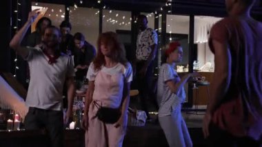 Büyük bir arkadaş grubu dans ediyor ve bir partiyi kutluyorlar. Birlikte dans etmek, gençliğin tadını çıkarmak, hayatın keyfi. Mutluluk, gerçek duygular, eğlenmek..