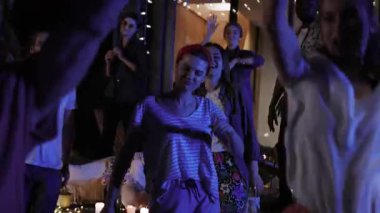 Geceleri açık havada dans eden neşeli bir arkadaş topluluğu. Kutlama, ev partisi, yerde çıldırmak. Arkadaşlık. Eğleniyoruz, takılıyoruz..