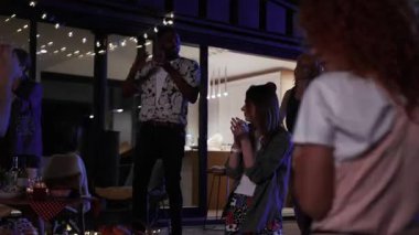 Ev hippi partisinin yavaş çekimleri. Hafta sonu, ritimle dans, müzik, DJ. Eğlenceli, dostane bir ortam..